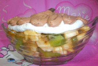 Salata cu banana, mar, kiwi si frisca
