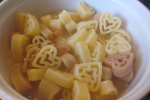 Rulada de pui cu sos de cascaval si paste inimioare