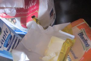 Rulada de pui cu sos de cascaval si paste inimioare