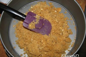 Tort de branza inghetat cu banane si unt de arahide crocant