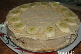 Tort de branza inghetat cu banane si unt de arahide crocant