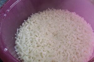 Orez simplu si délicios gatit in vas Tupperware