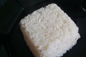 Orez simplu si délicios gatit in vas Tupperware