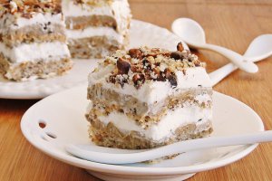 Desert prajitura cu crema de ness, frisca si nuci