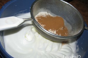 Tort de ciocolata cu prune uscate