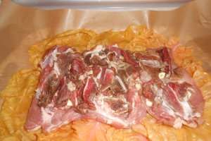 Spata de porc cu afumatura,imbracate in foi de varza