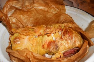 Spata de porc cu afumatura,imbracate in foi de varza