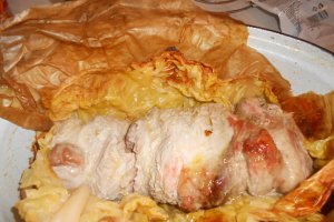 Spata de porc cu afumatura,imbracate in foi de varza