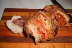 Spata de porc cu afumatura,imbracate in foi de varza