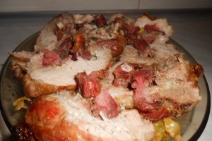 Spata de porc cu afumatura,imbracate in foi de varza