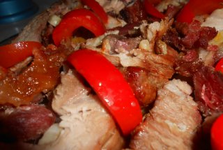 Spata de porc cu afumatura,imbracate in foi de varza