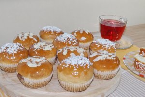 Briose din aluat dospit cu lapte de cocos si umplutura cu nuca de cocos