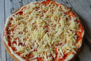 Pizza cu sprot afumat