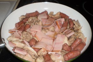 Budinca de pulpe dezosate,carnati si branza topita Delaco