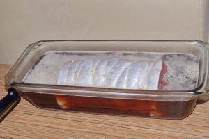 Cotlet de porc facut rulada, fiert in vin cu mirodenii