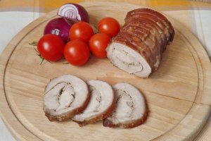 Cotlet de porc facut rulada, fiert in vin cu mirodenii