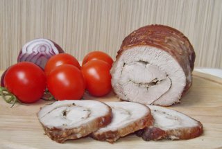 Cotlet de porc facut rulada, fiert in vin cu mirodenii