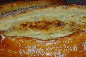Pide cu branza si susan