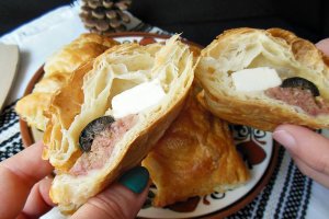 Pateuri cu cas si conserva de vita