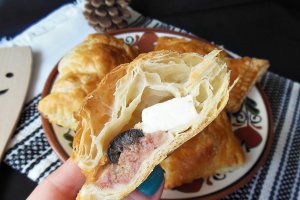 Pateuri cu cas si conserva de vita