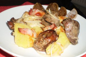 Ficat de pui cu cartofi,bacon si cascaval la cuptor
