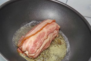 Rulou din piept de pui cu bacon si prune uscate