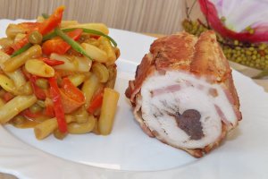 Rulou din piept de pui cu bacon si prune uscate