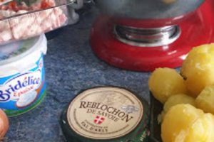 Gratin de cartofi cu branza Reblochon - Tartiflette