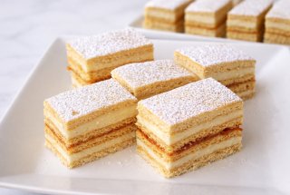 Prajitura copilariei - foi cu miere si crema fina de vanilie cu unt, prajitura Albinita