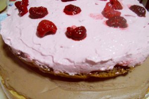 Tort cu zmeură,ciocolată şi şampanie