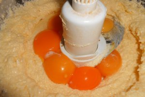 Prajitura cu gem si crema de nuca