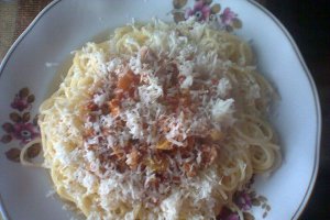 Spaghete cu sos Ragu si parmezan ras