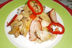 Piept de pui la cuptor cu muschi file afumat si ciuperci