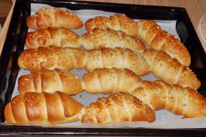 Cornuri sarate din aluat cu branza