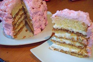 Tort cu crema de vanilie si caramel cu nuca