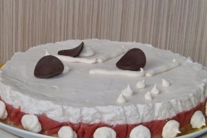 Tort cu jeleu de capsuni