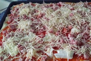 Pizza cu sunca si branza