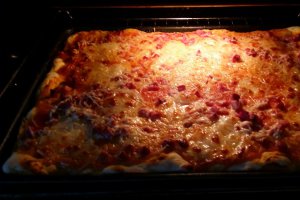 Pizza cu sunca si branza