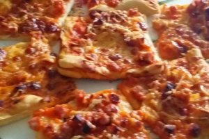 Pizza cu sunca si branza