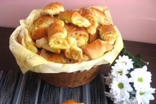 Cornuri pufoase cu unt si branza