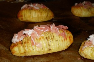 Cartofi copti cu bacon si cascaval