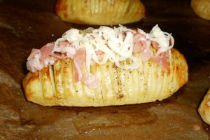 Cartofi copti cu bacon si cascaval