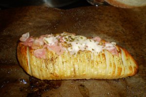 Cartofi copti cu bacon si cascaval