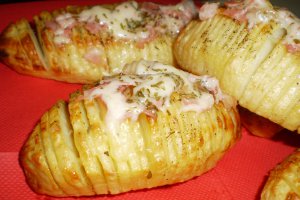 Cartofi copti cu bacon si cascaval