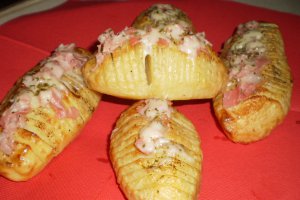 Cartofi copti cu bacon si cascaval