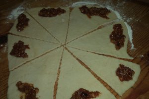 Cornulete cu dulceata si nuca