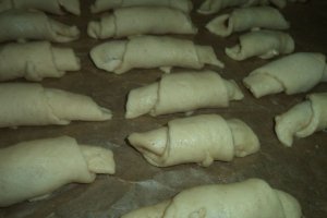 Cornulete cu dulceata si nuca