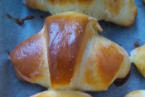 Cornuri pufoase cu gem de piersici si nuci