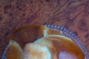 Cornuri pufoase cu gem de piersici si nuci