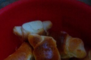 Cornuri pufoase cu gem de piersici si nuci